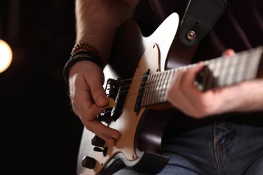 Sahnede elektro gitar çalan adam, yakın plan. Rock konseri