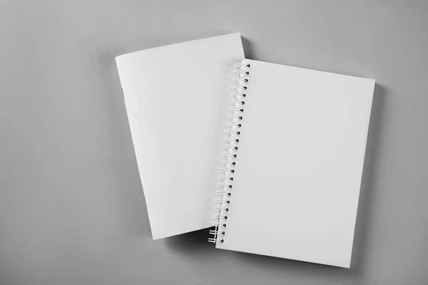 Folleto Blanco Cuaderno Sobre Fondo Gris Plano Burla Para Diseño — Foto de Stock