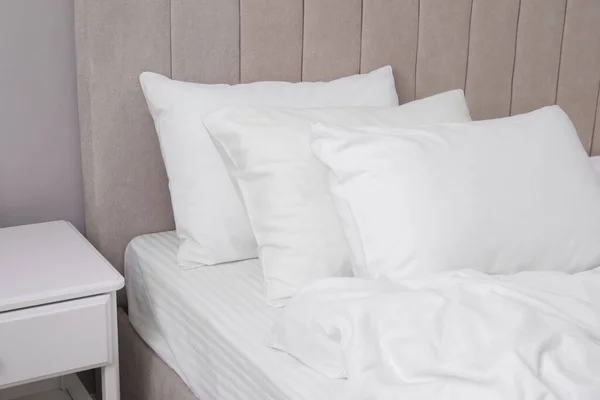 Λευκά Μαλακά Μαξιλάρια Στο Κρεβάτι Στο Δωμάτιο — Φωτογραφία Αρχείου