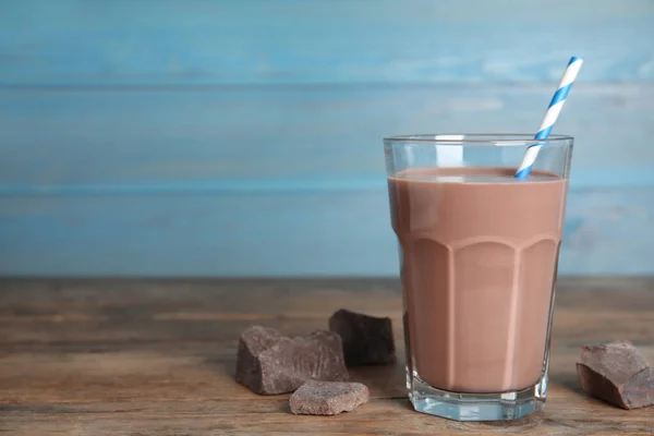 Вкусное Шоколадное Молоко Деревянном Столе Пространство Текста — стоковое фото