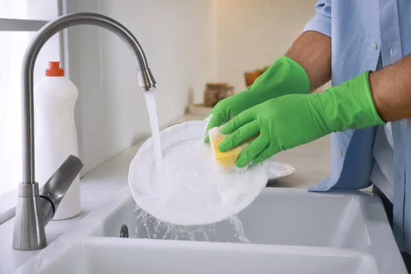 Man Washing Plate Sink Kitchen Closeup — Stock Photo, Image