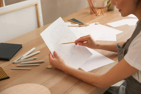 Jonge Vrouw Tekening Mannelijk Portret Aan Tafel Binnen Close — Stockfoto