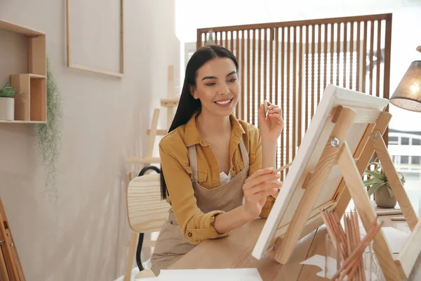 Молодая Женщина Рисует Мольберте Карандашом Столом Помещении — стоковое фото