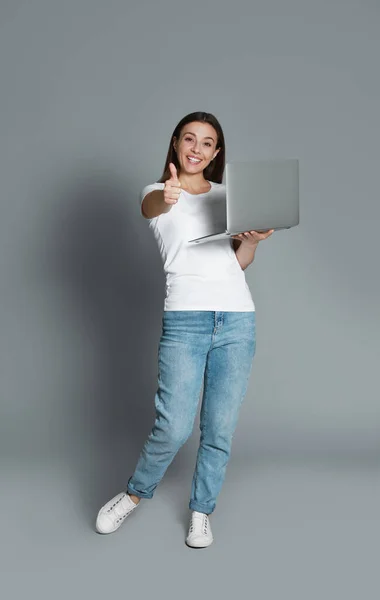 Jovem Com Laptop Moderno Fundo Cinza — Fotografia de Stock