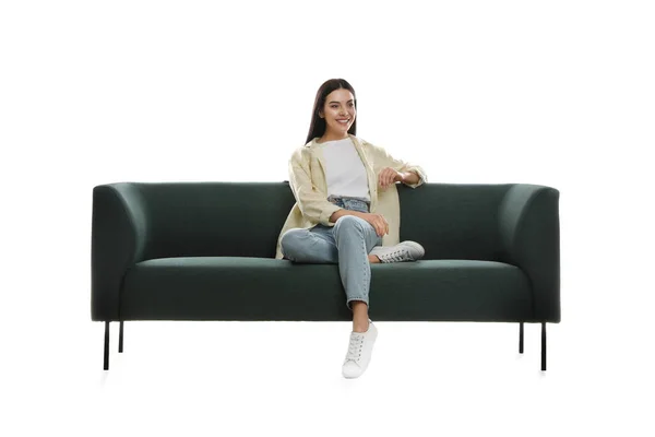 Junge Frau Entspannt Auf Bequemem Grünen Sofa Vor Weißem Hintergrund — Stockfoto