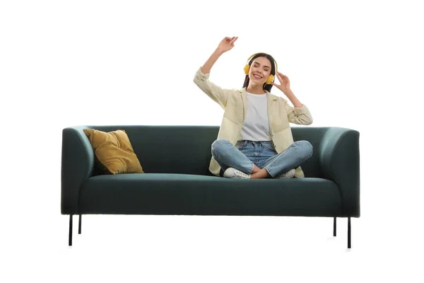 Mujer Joven Escuchando Música Cómodo Sofá Verde Sobre Fondo Blanco —  Fotos de Stock