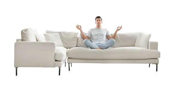 男人靠着白色的背景坐在舒适的沙发上沉思 — 图库照片