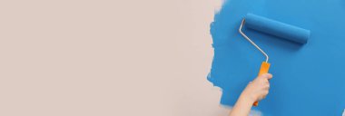 Duvarı tekerlekli sandalyeyle boyayan kadın, yakın plan. Dekorasyon