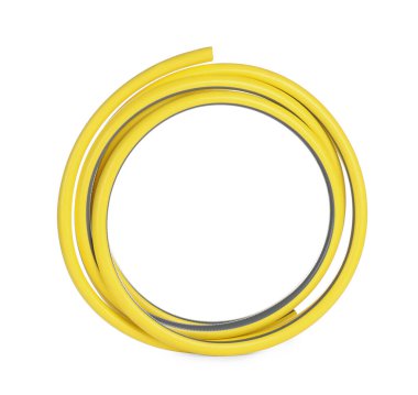 Sarı hortum beyazda izole edilmiş. Bahçe aleti