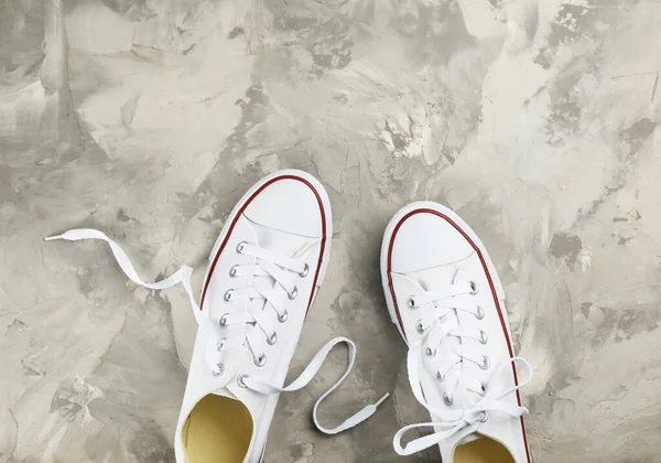 Par Zapatillas Blancas Sobre Mesa Piedra Gris Planas — Foto de Stock