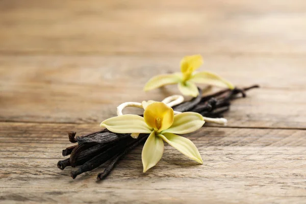 Beautiful Vanilla Flowers Sticks Wooden Table Closeup — Stock Photo, Image