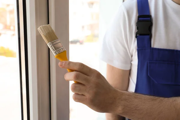 Man Målning Fönster Ram Hemma Närbild — Stockfoto