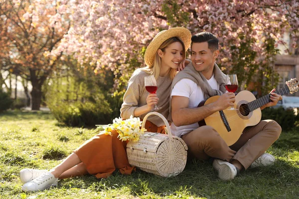 Schönes Paar Picknickt Sonnigem Frühlingstag Park — Stockfoto