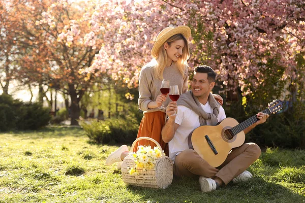 Charmant Couple Pique Nique Dans Parc Jour Ensoleillé Printemps — Photo