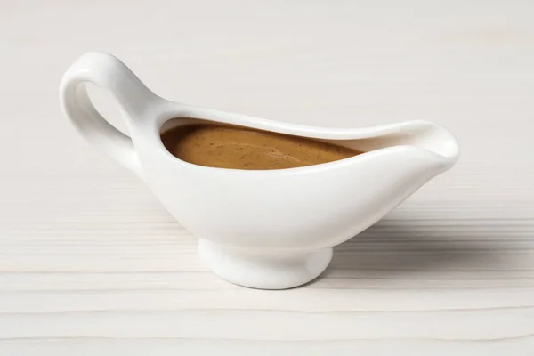 Köstliche Putensauce Sauce Boot Auf Weißem Holztisch — Stockfoto