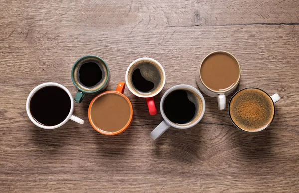 Tassen Mit Heißem Kaffee Auf Holztisch Flach Gelegt — Stockfoto