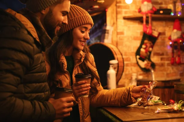 Szép Pár Egy Csésze Forró Itallal Együtt Töltik Időt Karácsonyi — Stock Fotó