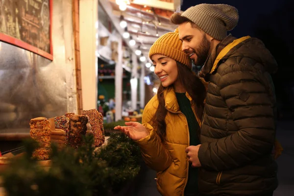 Szép Pár Együtt Töltik Időt Karácsonyi Vásáron — Stock Fotó