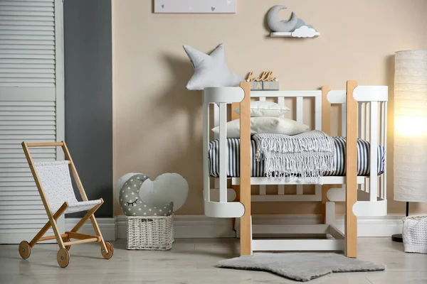 可爱的婴儿房内饰有现代婴儿床和玩具 — 图库照片