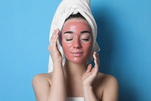 Donna Con Maschera Viso Melograno Sfondo Azzurro — Foto Stock