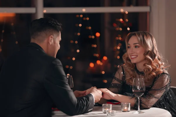 Casal Feliz Que Tem Jantar Romântico Dia Dos Namorados Restaurante — Fotografia de Stock