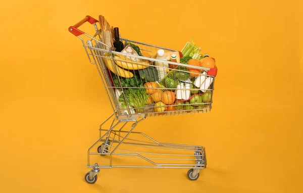 Carrito Lleno Víveres Sobre Fondo Amarillo — Foto de Stock