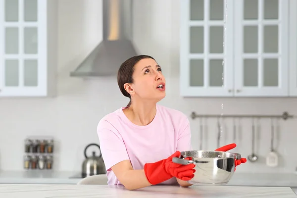 Young Woman Collecting Leaking Water Ceiling Kitchen Time Call Roof — Stock Photo, Image