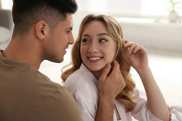 Schönes Paar Genießt Die Gemeinsame Zeit Hause — Stockfoto