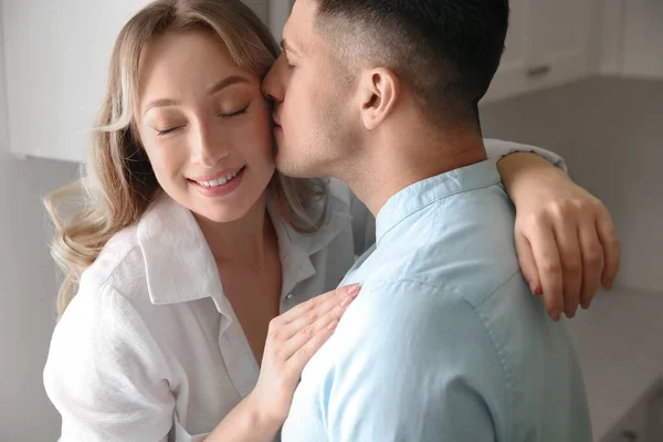 Preciosa Pareja Disfrutando Tiempo Juntos Cocina Casa — Foto de Stock