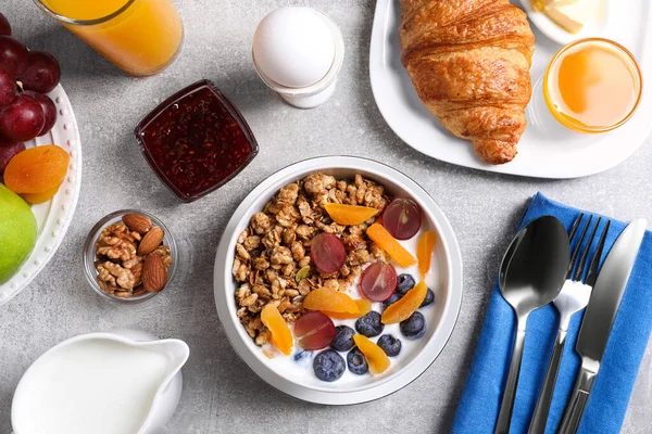 Läcker Frukost Med Granola Serveras Vitt Bord Platt Ligg — Stockfoto