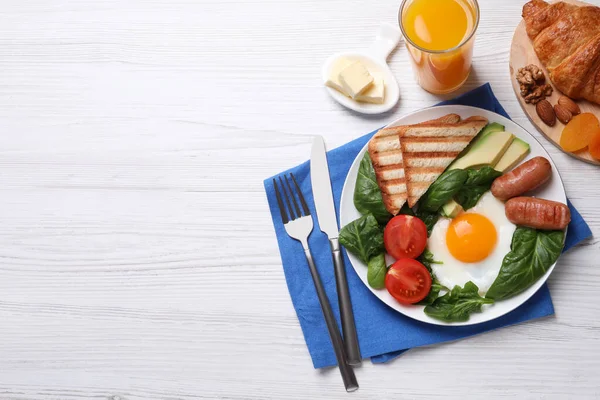 Leckeres Frühstück Mit Spiegelei Serviert Auf Weißem Holztisch Flach Gelegt — Stockfoto