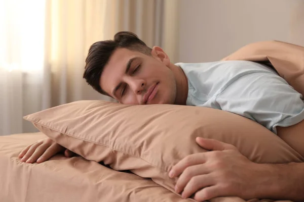 Seorang Pria Tidur Tempat Tidur Dengan Kain Linen Coklat Rumah — Stok Foto
