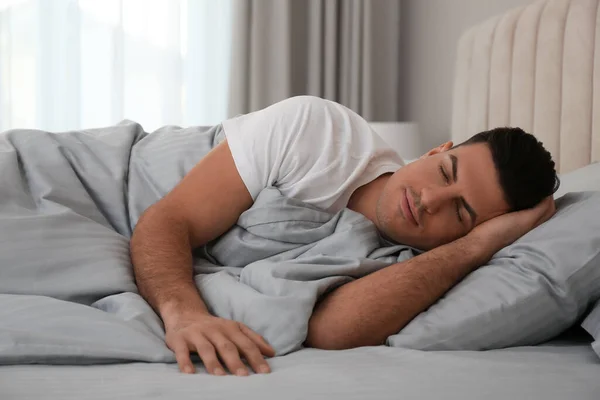 Adam Evde Gri Çarşaflarla Yatakta Uyuyor — Stok fotoğraf