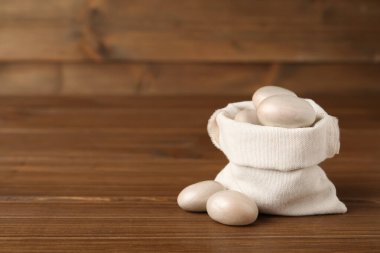 Ahşap masada çiğ meyve tohumu. Metin için boşluk