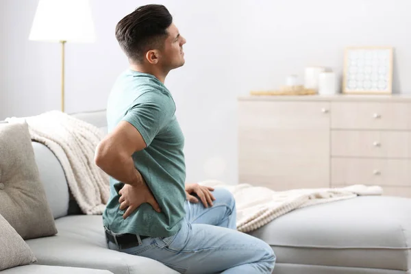Hombre Que Sufre Dolor Espalda Casa Problema Mala Postura —  Fotos de Stock