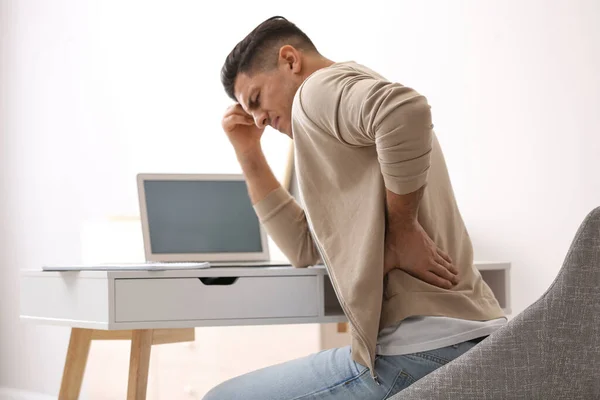 Homem Sofrendo Dor Nas Costas Local Trabalho Problema Postura — Fotografia de Stock