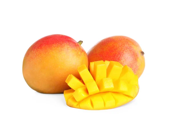 全体的においしいと白の背景にマンゴーをカット — ストック写真