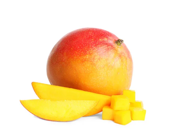 Deliciosos Mangos Enteros Cortados Sobre Fondo Blanco —  Fotos de Stock