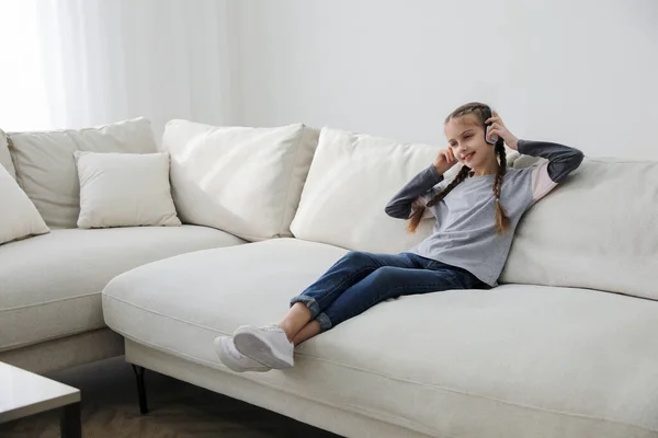 Menina Com Fones Ouvido Sentado Sofá Confortável Sala Estar — Fotografia de Stock