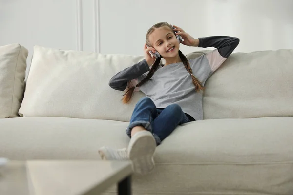 Dívka Sluchátky Sedí Pohodlné Pohovce Obývacím Pokoji — Stock fotografie