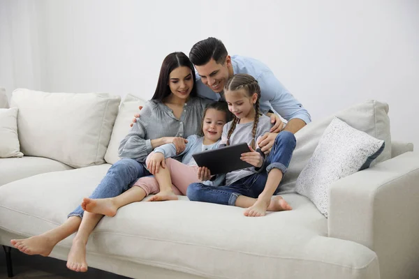 Famiglia Con Tablet Seduta Comodo Divano Soggiorno — Foto Stock