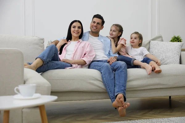 Família Feliz Descansando Sofá Confortável Sala Estar — Fotografia de Stock