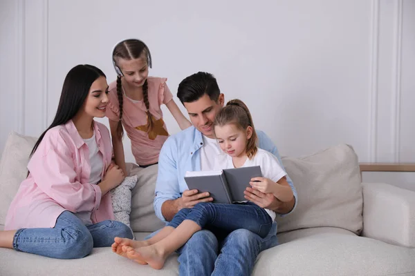 Père Lisant Livre Famille Sur Canapé Dans Salon — Photo