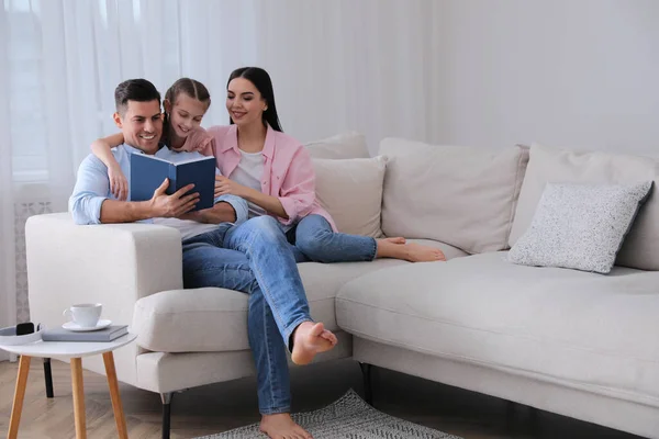 Vader Leest Boek Aan Familie Bank Woonkamer — Stockfoto