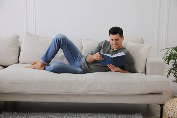 Homme Avec Livre Couché Sur Canapé Confortable Dans Salon — Photo