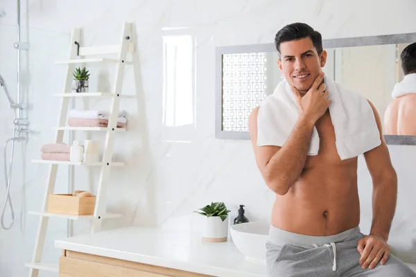 Hombre Guapo Tocando Suave Cara Baño Después Afeitarse — Foto de Stock