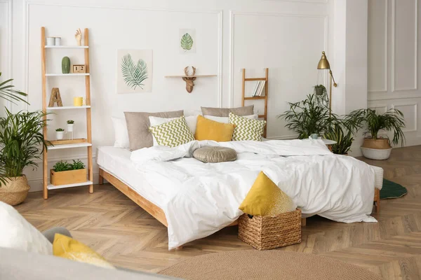 Modernes Schlafzimmer Mit Schönen Frischen Zimmerpflanzen — Stockfoto