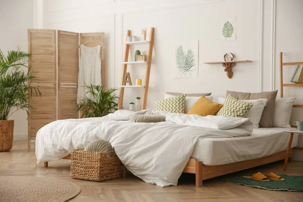 美しい新鮮な家の植物とモダンなベッドルーム — ストック写真