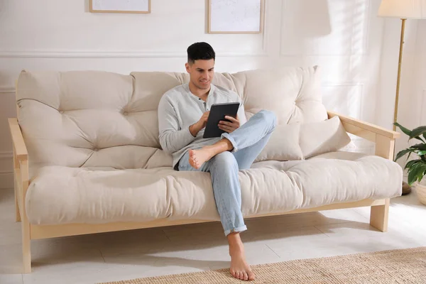 Uomo Che Utilizza Tablet Sul Divano Casa — Foto Stock