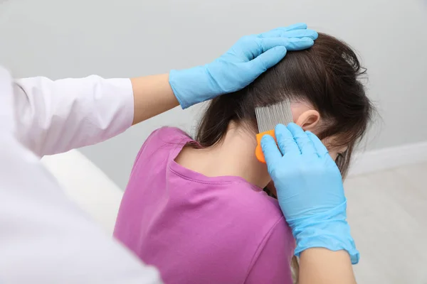 Γιατρός Που Χρησιμοποιεί Ψείρες Στα Μαλλιά Του Κοριτσιού Θεραπεία Κατά — Φωτογραφία Αρχείου